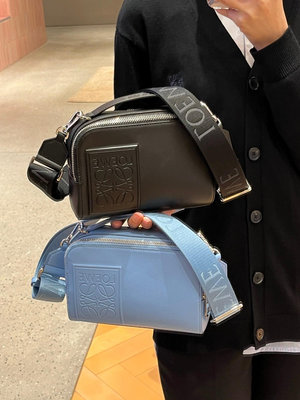 Connie代購#Loewe 郵差包洋氣百搭斜挎包手提包單肩側背包藍色包男女同款通勤包禮物18*12cm氣質經典 三號店