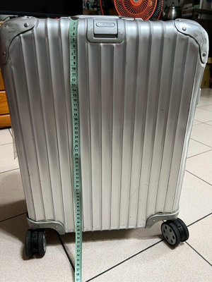 正品 Rimowa  Topas 銀色二手美品 絕版 四輪行李箱，扣式行李箱，鋁鎂合金，出國出遊好夥伴，國際線可登機。