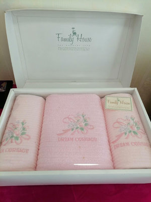 日本全新純棉粉色毛巾，三件套，有輕微放久了的小黃斑小潮瘢痕，