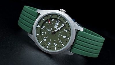 艾曼達精品~台灣精品,美型軍綠色,搭載日本 SEIKO 精工原廠 VX43 石英機芯,,強悍造型軍風防水石英錶