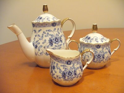 日本製 NARUMI(鳴海) MIRANO骨瓷 茶（咖啡）壺＋奶盅＋糖罐(特價品)