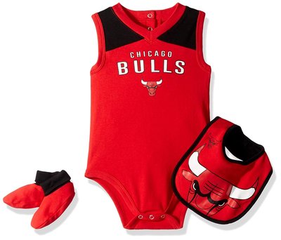 預購 美國 NBA Chicago Bulls 正版授權 芝加哥公牛 寶寶 無袖連身包屁衣+圍兜+帽子 運動風 彌月禮