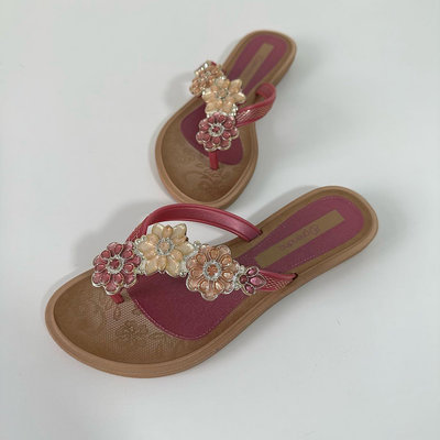 《現貨》Grendha 女生 拖鞋 巴西尺寸33/34（粉彩晶鑽 花朵時尚 夾腳拖鞋－紫紅色）