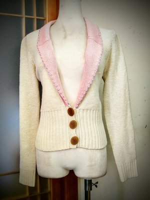 都會名牌~【Vivienne Westwood 】~粉紅領白色毛衣外套