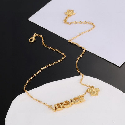 范思哲Versace此款金色項鏈是一款優雅十足的配飾，飾有一枚美杜莎頭像和字母吊墜 男女同款項鏈073045 NO27189