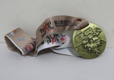 2016 臺北國道馬拉松 10KM 完賽紀念獎章