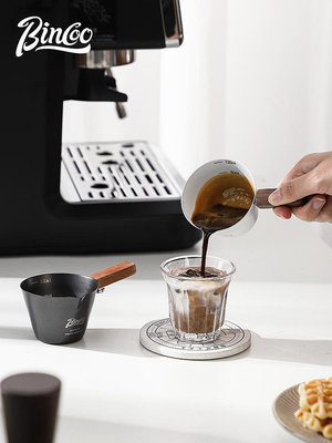 Bincoo木柄意式濃縮咖啡量杯不銹鋼帶刻度小奶盅咖啡液萃取接液杯~大麥小鋪