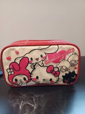 Hello Kitty 三麗鷗  ♥日本品牌♥  KIITTY&三麗鷗朋友圖案  拼接紅色亮粉  PVC萬用四方包