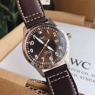 萬國IWC飛行員計時腕表，擁有高性能腕錶手錶，典型品質：精準性，功能性和可靠性。機械六針計時碼表，這款防水達6巴的飛行員腕表搭配牛皮錶帶