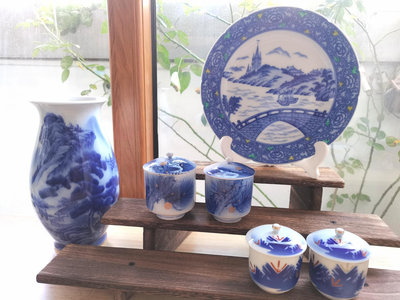 日本老香蘭社深川，青花手繪山水茶杯賞盤花瓶等，花瓶底款是明治