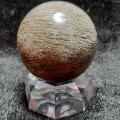[集圓水晶]天然全內包千層白幽(帶少許紅幽及黑髮)水晶球重128g直徑4.6cm