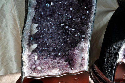 【新社 水晶】 巴西 紫晶洞 重量: 30.5kg(含木座)