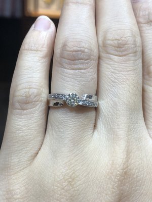 40分天然鑽石鉑金戒指，簡單厚金戒台適合中性款式，或平時佩戴，超值優惠價45800元，鑽石白火光閃亮