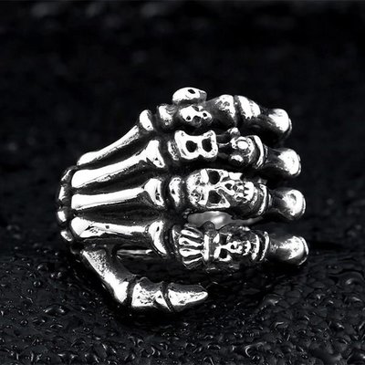 《 QBOX 》FASHION 飾品【RBR8-328】精緻龐克風手骨骷顱頭鑄造鈦鋼戒指/戒環