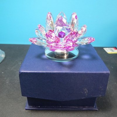【競標樂】高檔漂亮奧地利K9料紫色水晶旋轉蓮花座88mm(贈盒)(回饋價便宜賣)限量5組(賣完恢復原價300元)