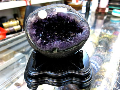 [[晶晶洞洞]]高檔烏拉圭紫水晶洞.重2.6公斤