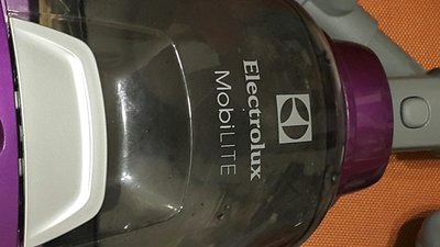 瑞典品牌伊萊克斯Electrolux型號MobiLlTE，1200W大功率吸塵器，開関漸近式推吸力，鋁合金伸縮管及軟管吸頭。多功能正常無故障，二手很新。