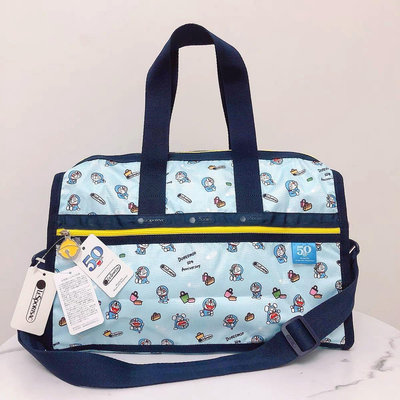 小Z代購#Lesportsac Doraemon 50週年紀念 7184 手提肩背斜背中款旅行包 降落傘防水 背面可插行李箱 附收納袋