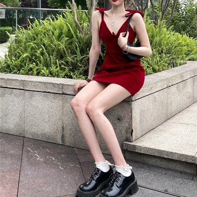 【熱賣精選】 韓國小眾高級感絲絨V領吊帶收腰設計性感紅色連衣裙 短裙 吊帶裙 夏季洋裝 55535