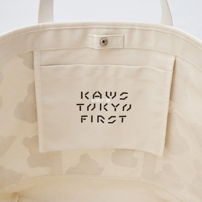 特賣- 潮牌KAWS TOKYO FIRST UNIQLO 托特包 公仔 帆布包 聯名 現貨