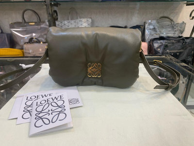 女人街國際精品"LOEWE經典款 MIni Puffer Goya bag 深卡其綠色 小羊皮 斜背包 枕頭包