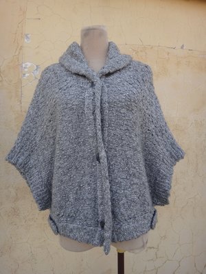 jacob00765100 ~ 正品 Robyn Hung 洪英妮 銀色 斗篷式造型毛衣外套 size: L