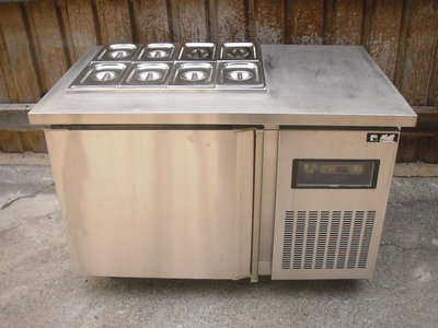 九成新       瑞興   四尺8盒沙拉吧工作台冷藏冰箱      氣冷式     2021年4月出廠