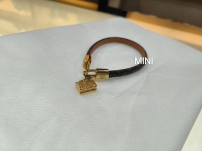 ::MINI名牌精品店::LV M6406 皮扣環 .手環.包包吊飾.9.5新