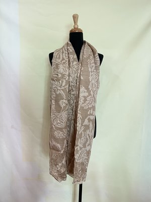 法國高級訂製服品牌CHRISTIAN LACROIX 駝印花紗質圍巾!全新便宜賣