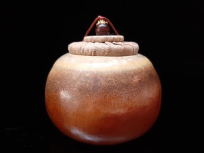 柴燒茶倉擺件，第七屆金壺獎作品入選陶藝家徐自助老師柴燒手捏茶倉。