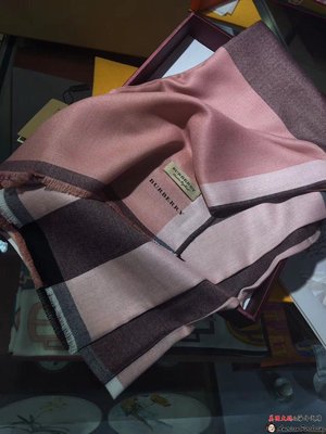 潮品爆款Burberry 巴寶莉 英倫時尚 御用經典鑽石格紋 粉色薄款圍巾 70-200披肩-雙喜生活館