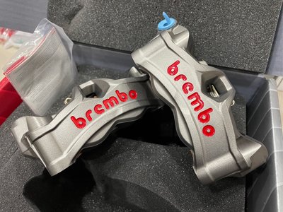 【RU888】Brembo STYLEMA 新款M50卡鉗 100mm輻射卡鉗鎖孔 V4/V4R配卡 鈦底紅字