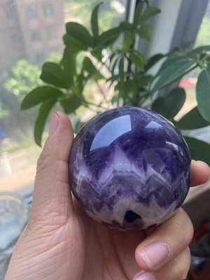 天然夢幻紫水晶球擺件，顏色特別紫，底部自然形成的花紋，像一朵 水晶 標本 擺件【紫竹齋】322